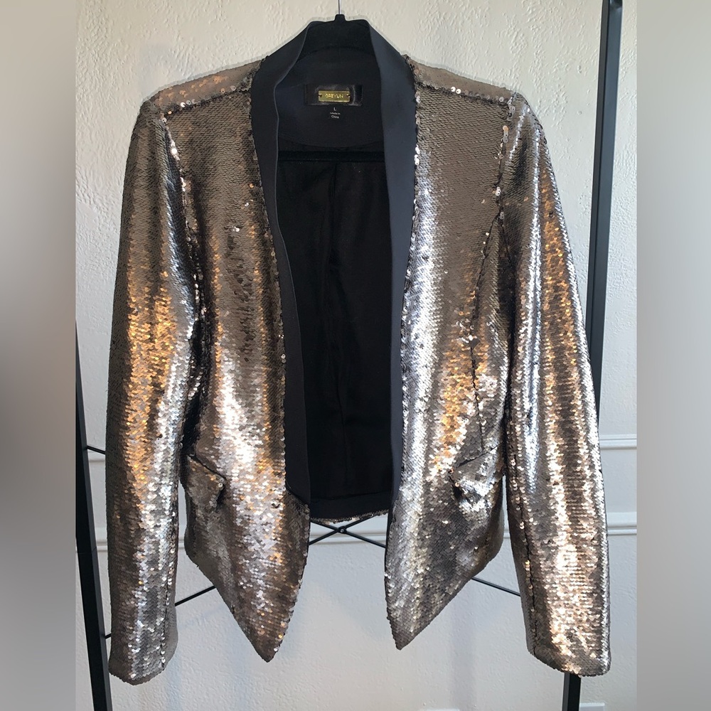 Greylin sequin tuxedo blazer in silver. Size L.